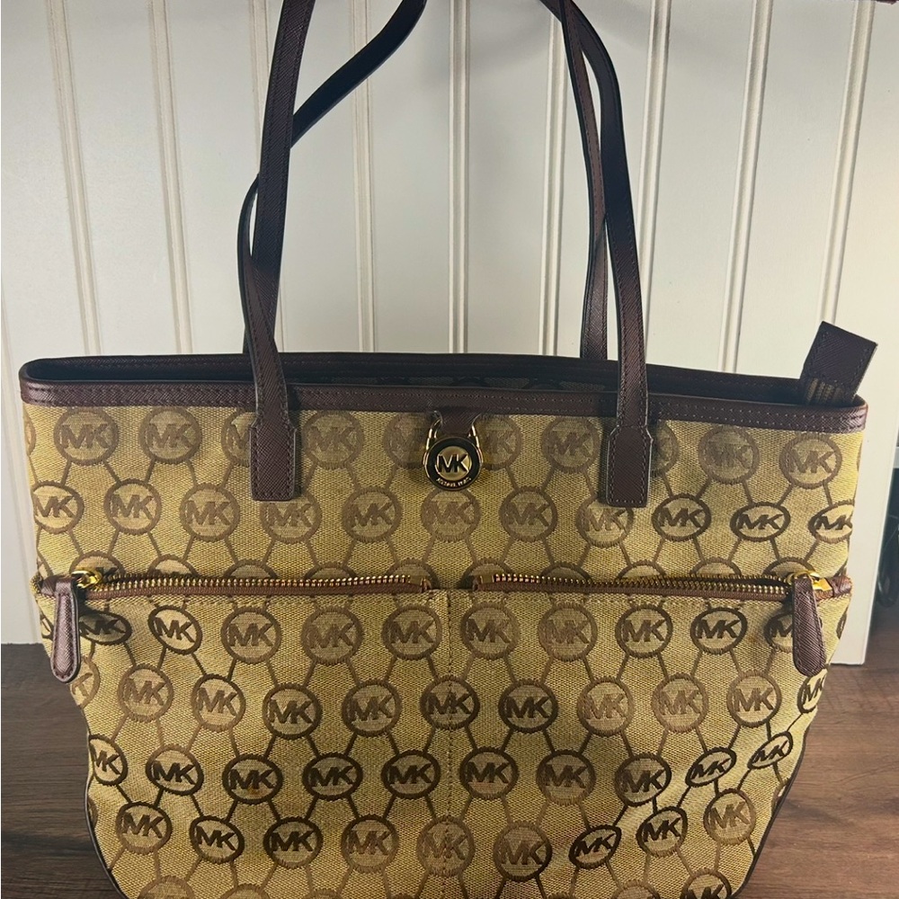 MK (Like NEW) totes **Price nego**